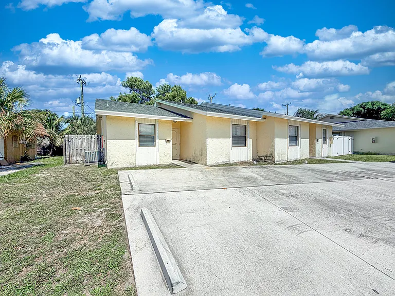 3148 N Dixie Hwy — Photo 1