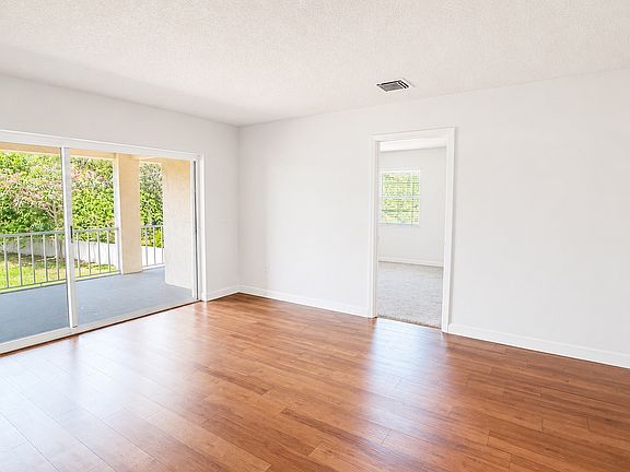 2nd image of 871 NW Sunset Dr APT 4