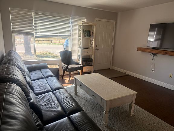3rd image of 2032 Glenmoor Dr