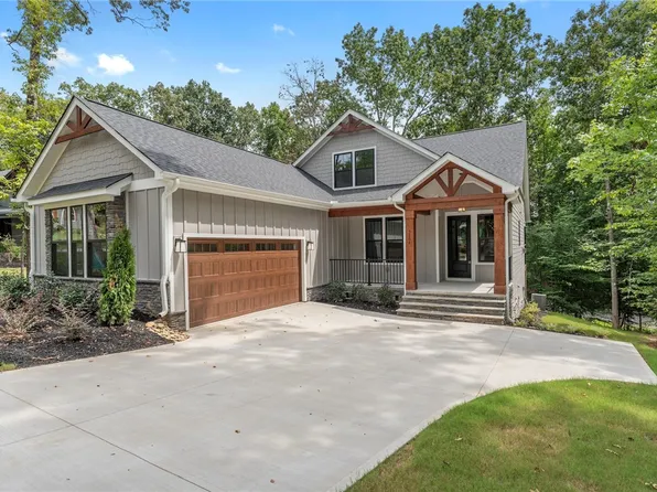 3104 Chatham Dr, Seneca, SC 29678