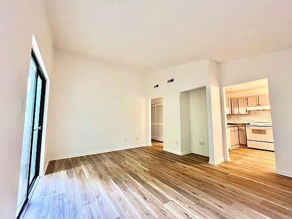 2nd image of 1433 Riverwood Ct