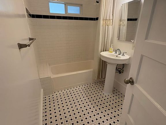5th image of 1821-1827 S Ardmore Ave