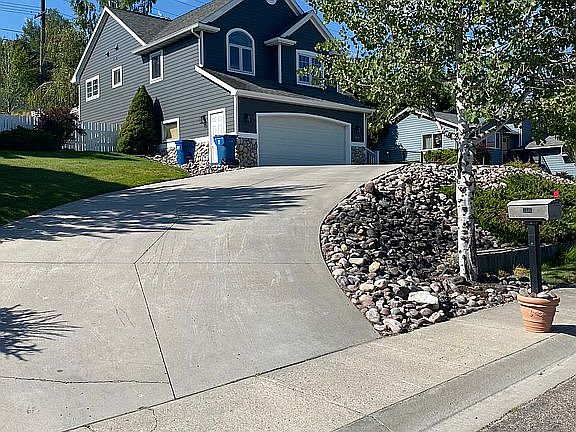 Driveway supports 6 cars