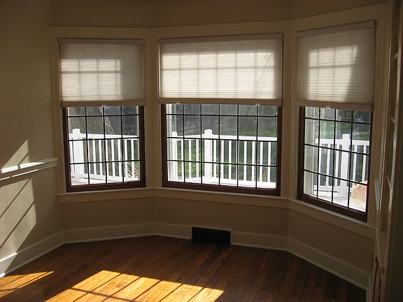 Dining room with bay windows