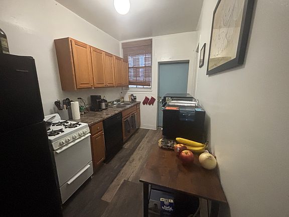 5th image of 909 W Irving Park Rd #2