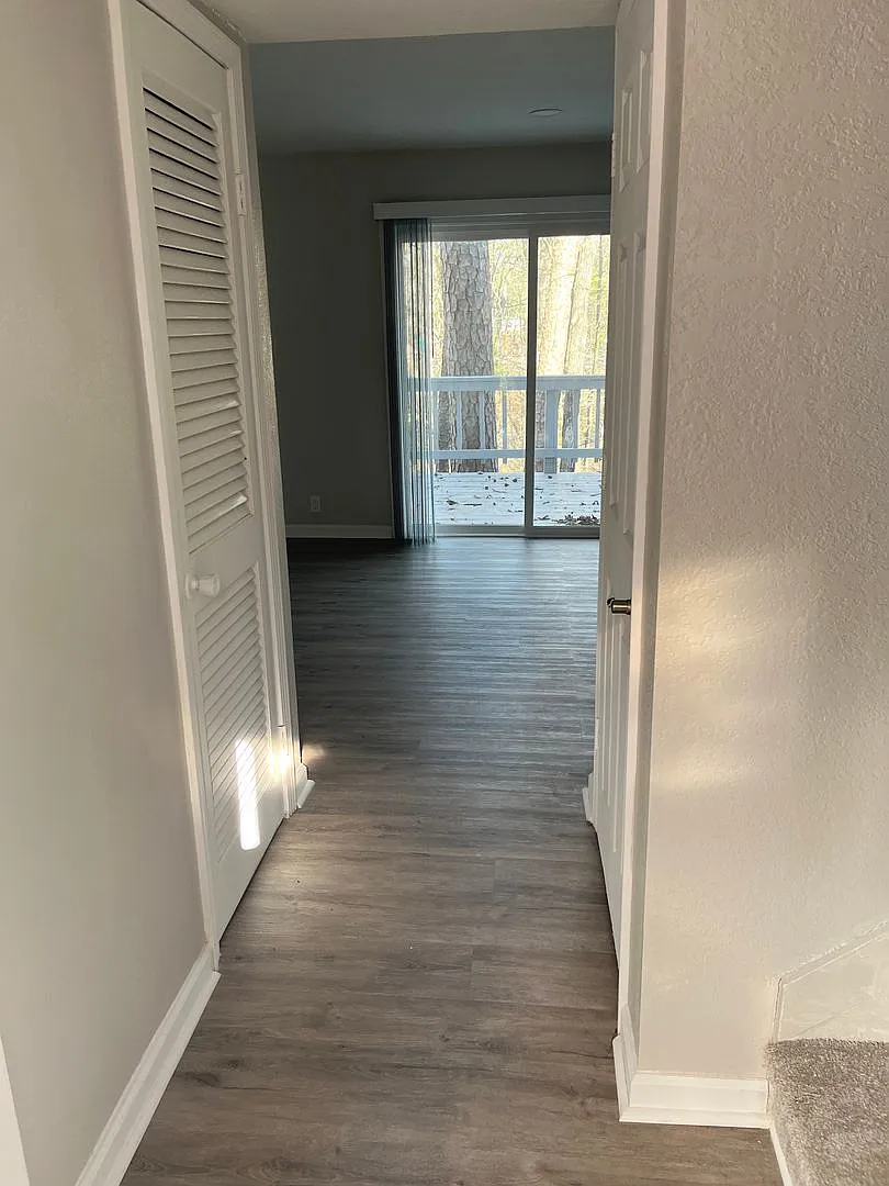 2 bedrooms and 1.5 bathrooms — Photo 2