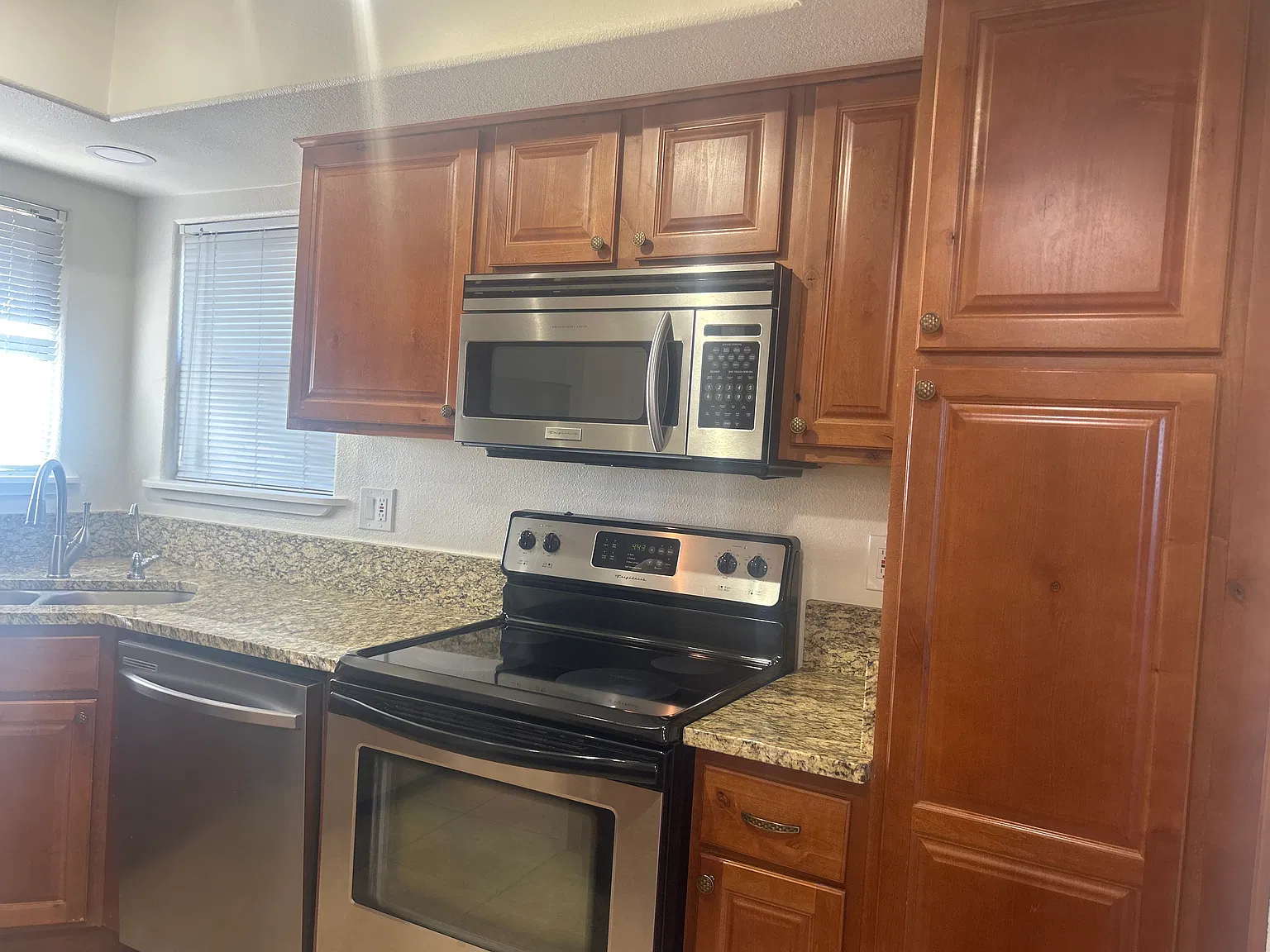 2 bed, 1059 sqft, $1,625 — Photo 2