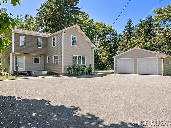 4th image of 3104 Indian Dr NE