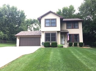 863 White Oaks Dr, Dixon, IL 61021