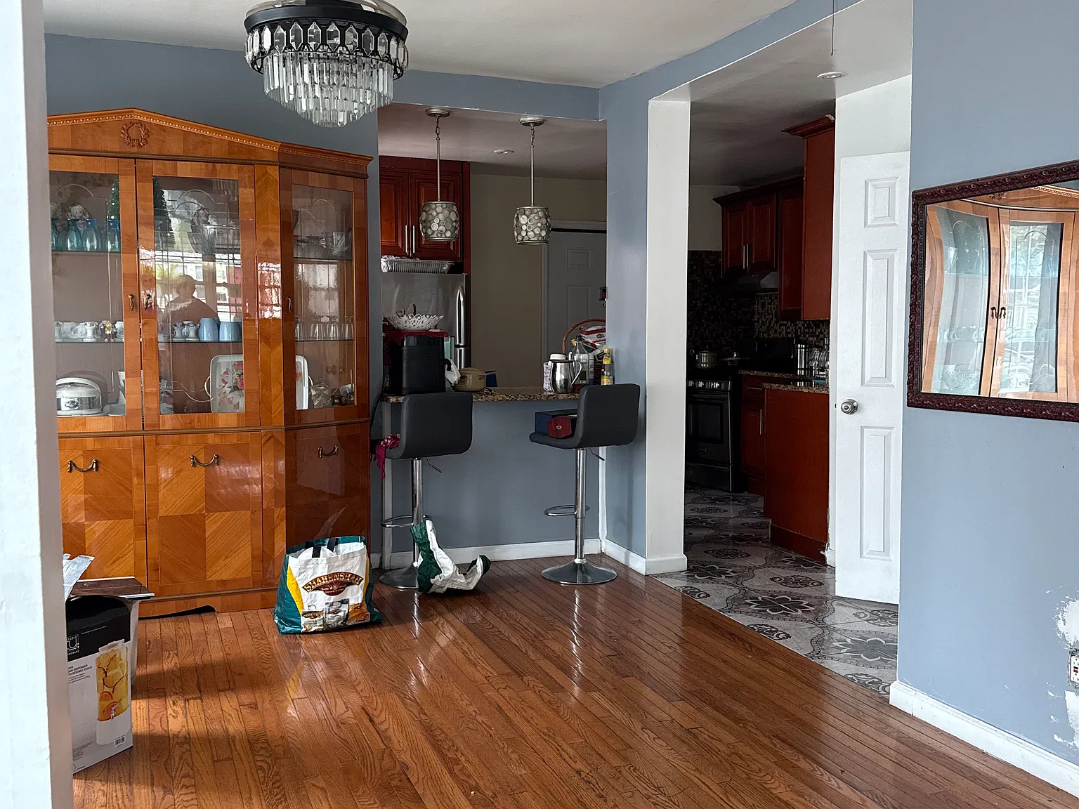 4 bed, 2525 sqft, $4,000 — Photo 2