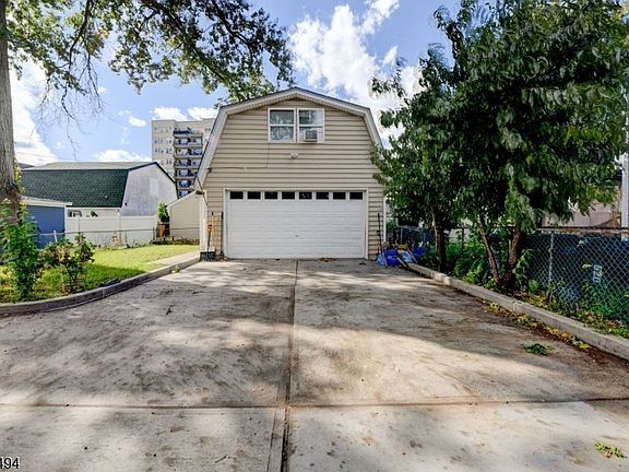 2nd image of 814 Kilsyth Rd #0