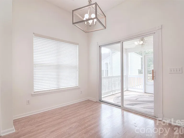 550 Carlisle Dr — Photo 13