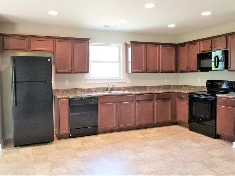 220 Elm Way — Photo 4