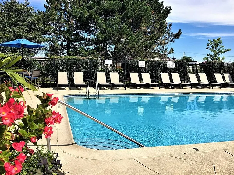 Skyridge Club Apartments — Photo 10
