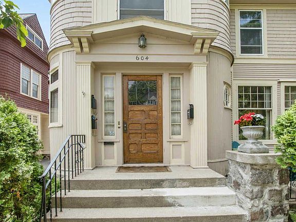 3rd image of 604 Windsor Ter SE APT 1