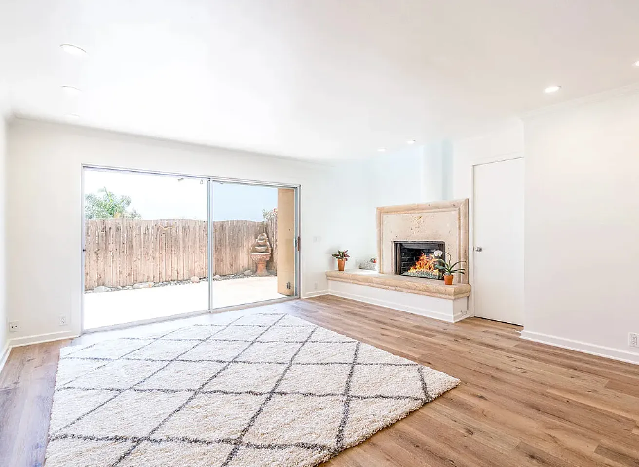 2 bed, 1.5 bath, 1007 sqft, $3,995 — Photo 4