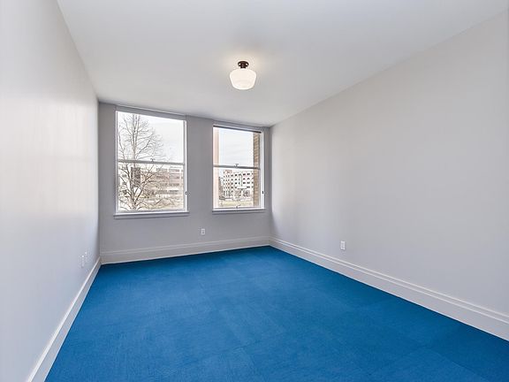 4th image of 30 S Stolp Ave #204