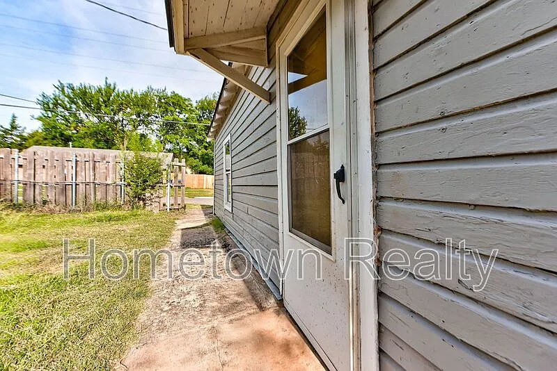 3 bed, 1.0 bath, 1176 sqft, $1,299 — Photo 4