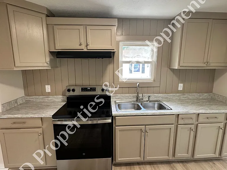1812 W Calhoun St — Photo 5