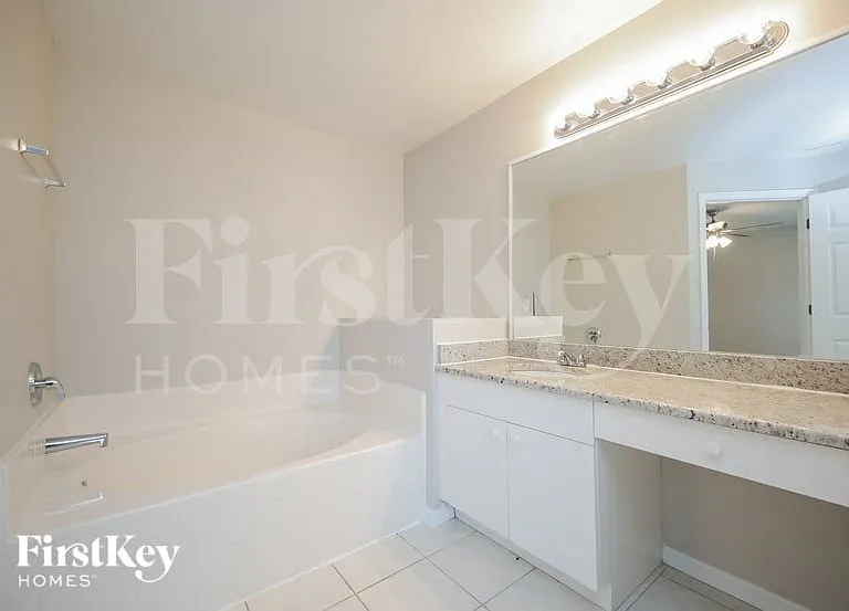 1721 SW 44th St — Photo 11