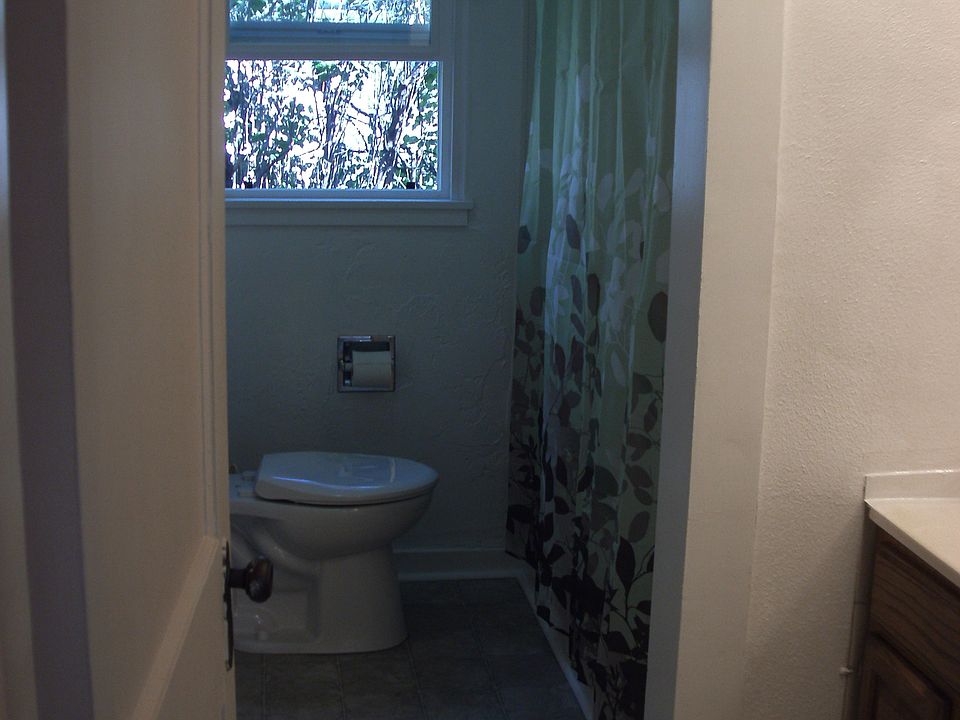 2nd image of 826 Montana Ave