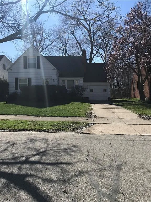 1692 Crest Rd photo 1