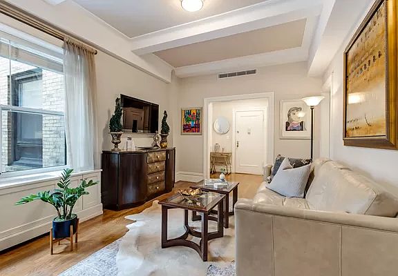 2nd image of 215 W 88th St APT 3A