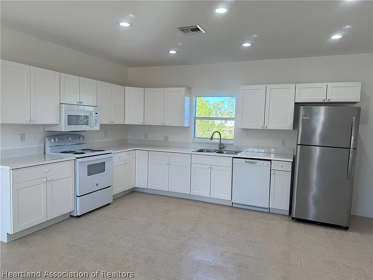 1408 Bittersweet St — Photo 7