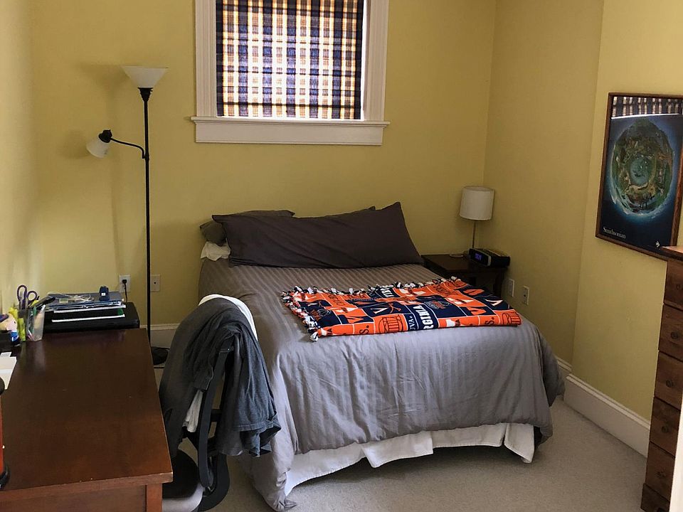 OTHER END OF THE BEDROOM