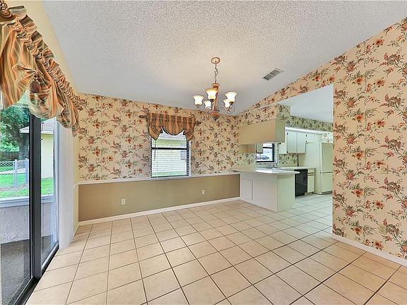 5th image of 413 Lake Daisy Dr