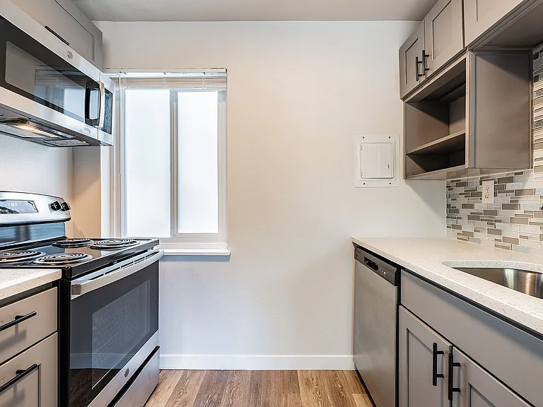 Eleanor Apartments — Photo 22