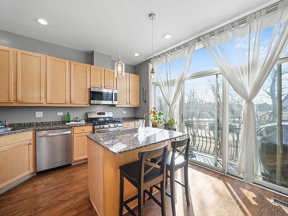 3rd image of 909 W Ohio St Unit 12