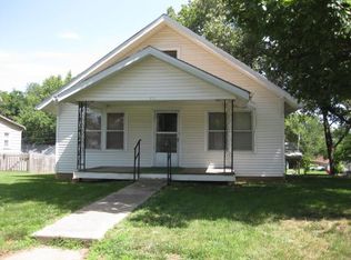 411 E 1st St, Tonganoxie, KS 66086