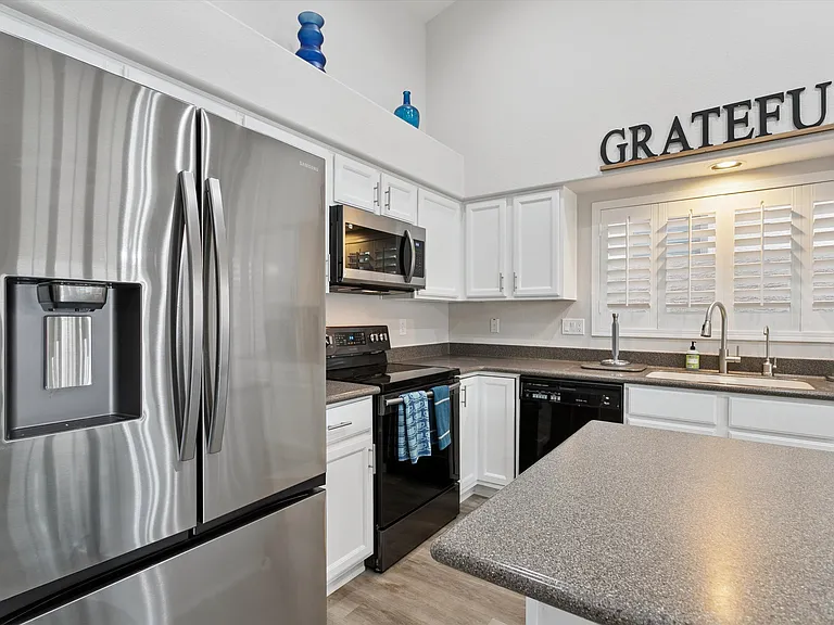 4637 E Fernwood Ct — Photo 12