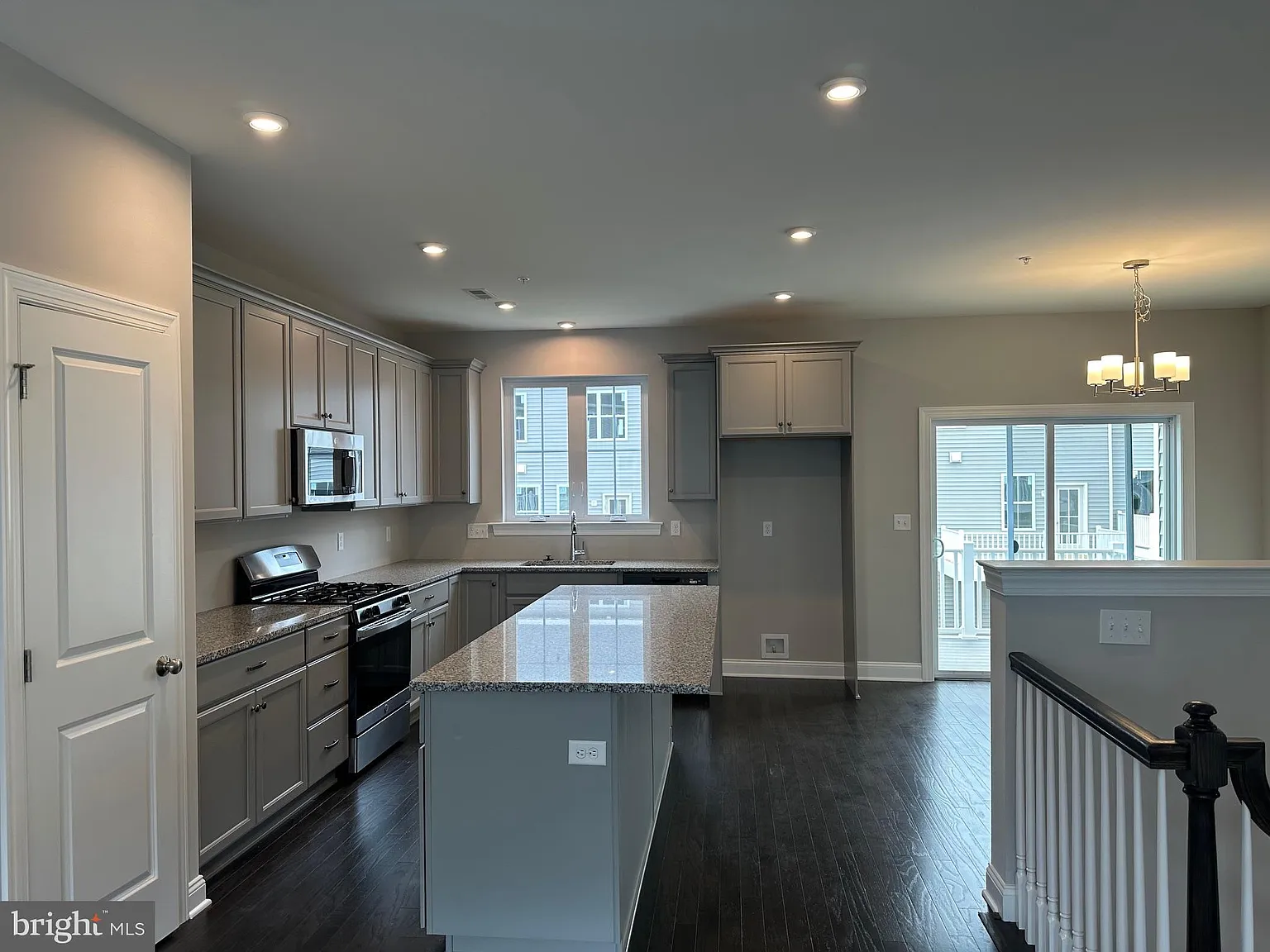 3 bed, 2.5 bath, $3,200 — Photo 2