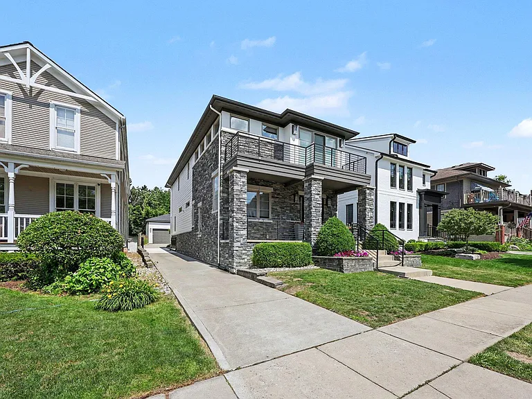 484 Park St — Photo 90
