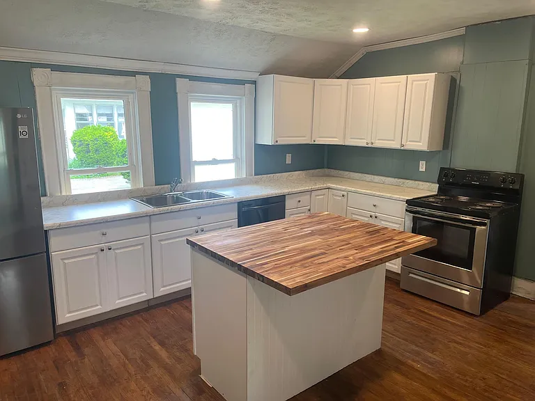 212 W Maple St — Photo 8