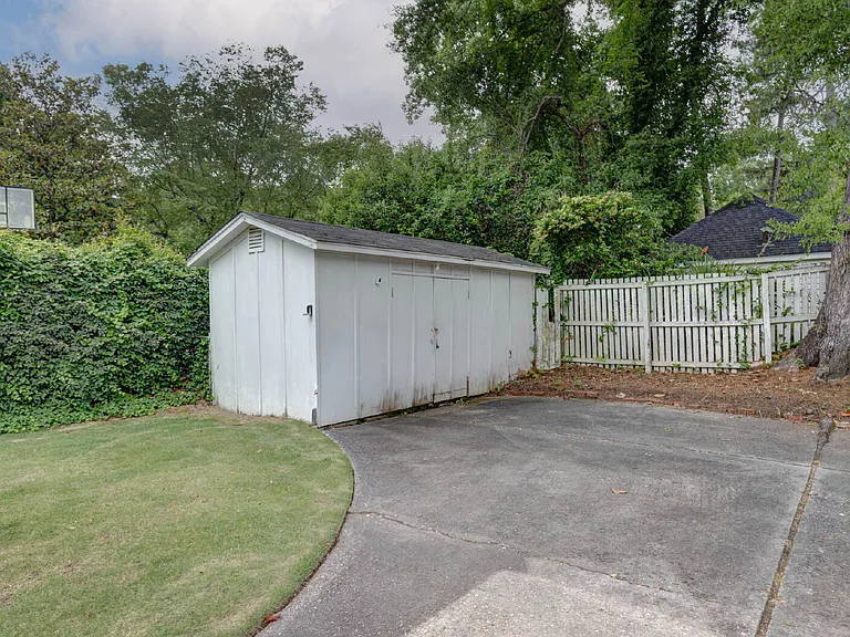 1702 Elmwood Dr — Photo 5