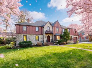 18 Robin Way, Great Neck, NY 11021