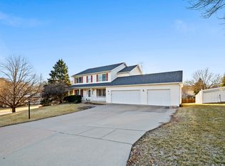 4700 Heatherstone Rd, Bettendorf, IA 52722