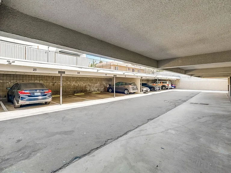 333 W Queen St — Photo 6