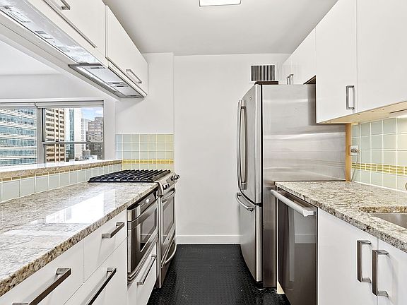 3rd image of 118 E 60th St APT 23F