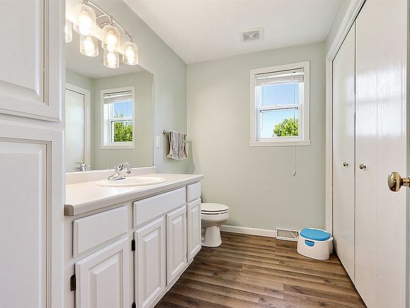 4th image of 3347 Bay Heights Dr