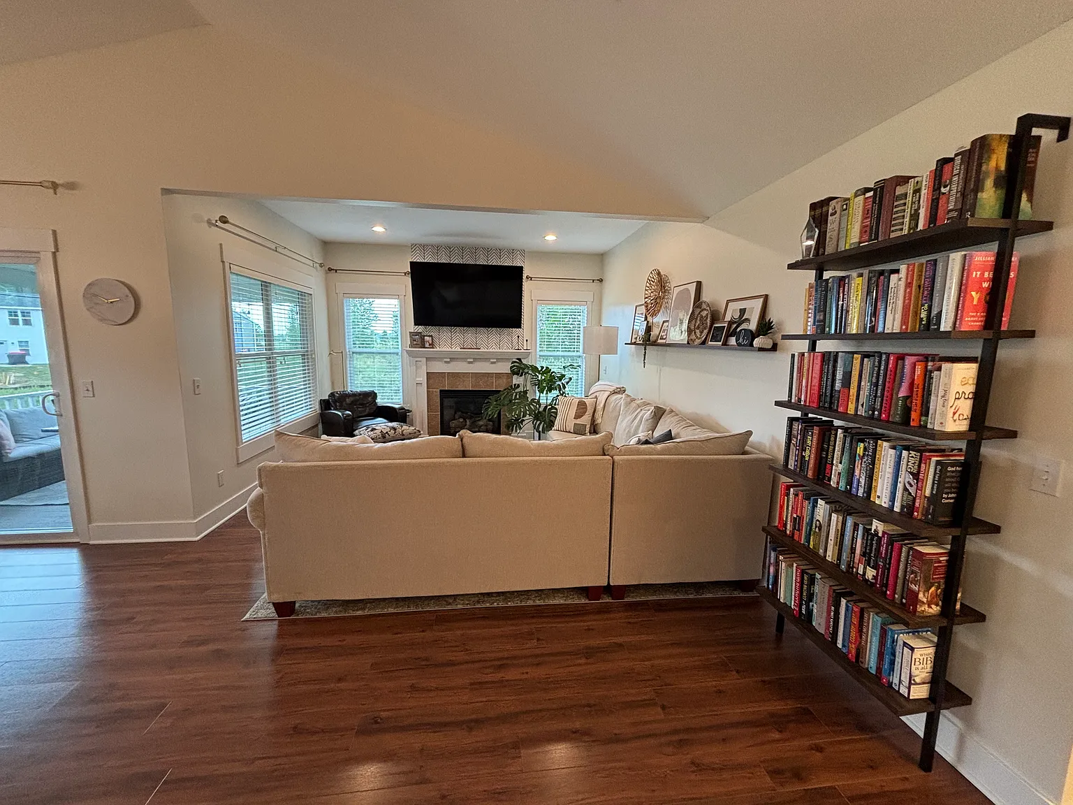 4 bed, 2400 sqft, $3,200 — Photo 2