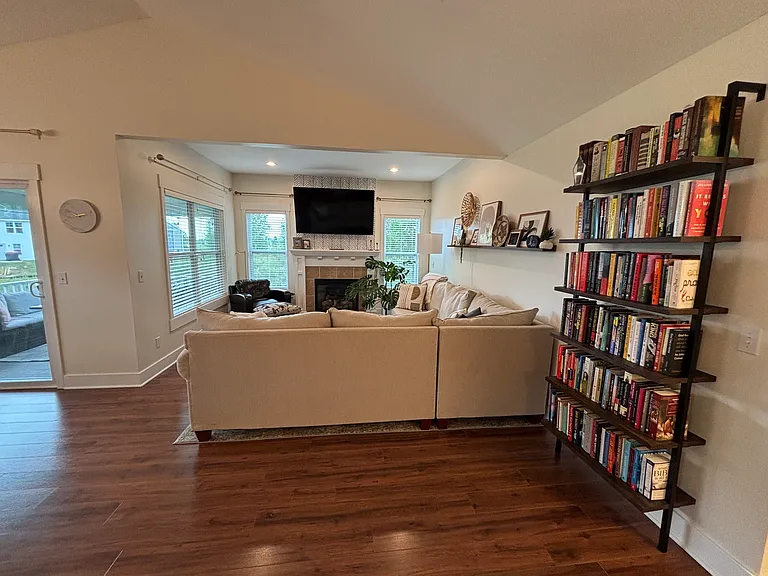 7424 Hometown Ct SE — Photo 2