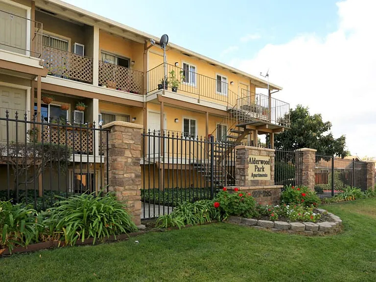 Alderwood Park Apartments — Photo 2