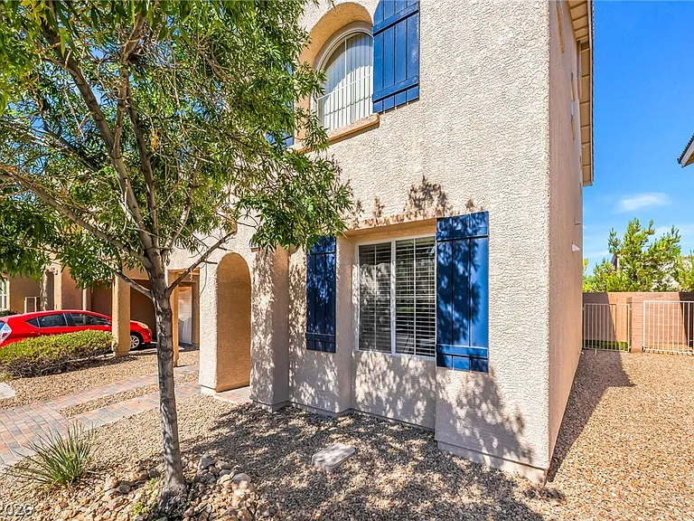 10471 Masons Creek St — Photo 3