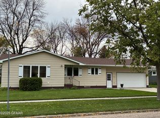 1481 Dogwood Ave, Grafton, ND 58237