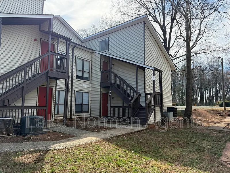 2 bed, 2.0 bath, 908 sqft, $1,050 — Photo 1