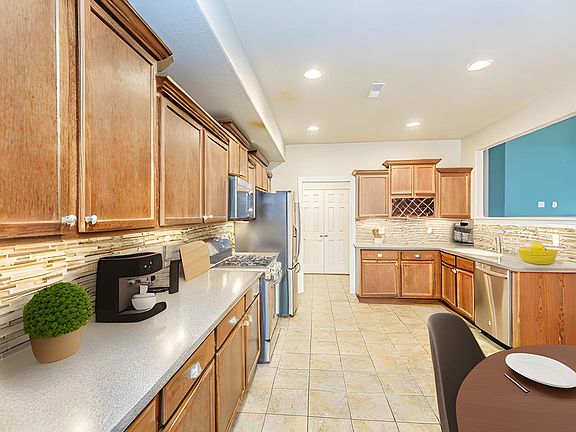5th image of 715 Arbor Pkwy Unit A